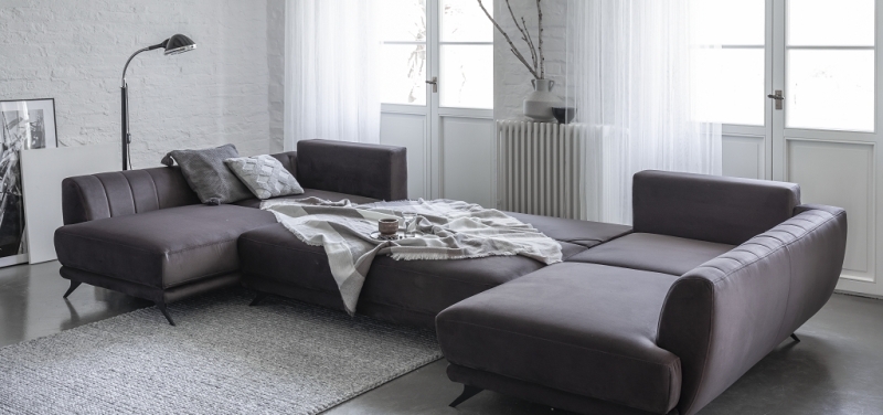 MODELL „LARCO“ ECKSOFA IN U-FORM IN ALCANTARA LOOK  *)