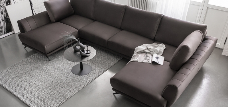 MODELL „LARCO“ ECKSOFA IN U-FORM IN ALCANTARA LOOK  *)