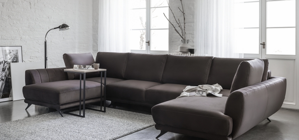 MODELL „LARCO“ ECKSOFA IN U-FORM IN ALCANTARA LOOK  *)